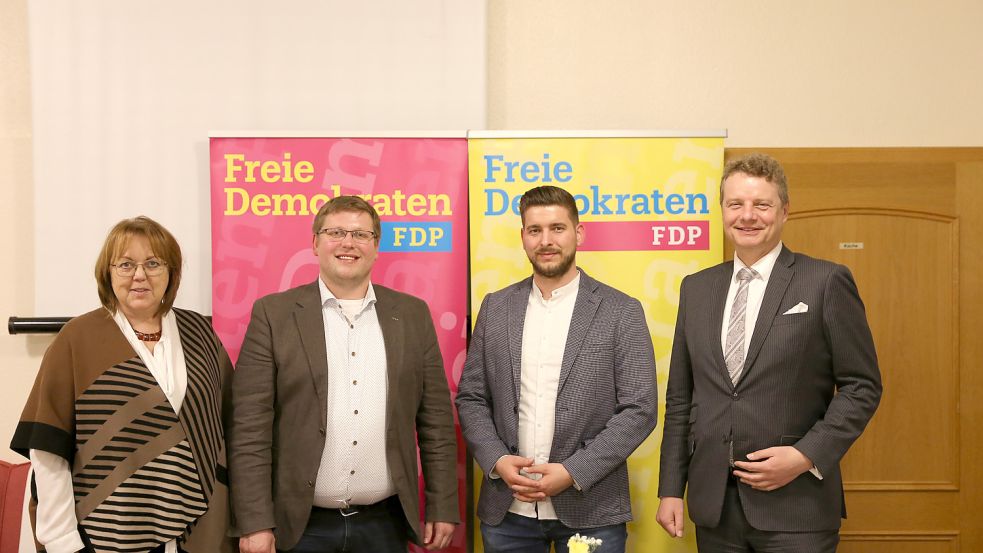 Die Landtagsabgeordnete Hillgriet Eilers machte ihren Parteikollegen Jens Völker (von links) und Steffen Oesterlen gemeinsam mit dem Bundestagsabgeordneten Jens Beeck Mut für den Landtagswahlkampf. Foto: FDP