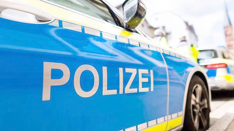Die Polizei ermittelt im Fall eines toten Ehepaars in Rostock. Foto: Philipp von Ditfurth/dpa