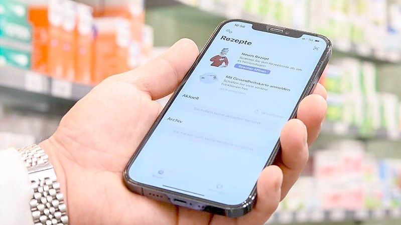 Die geöffnete App „Das E-Rezept“ auf einem Smartphone. Foto: Mohssen Assanimoghaddam/dpa