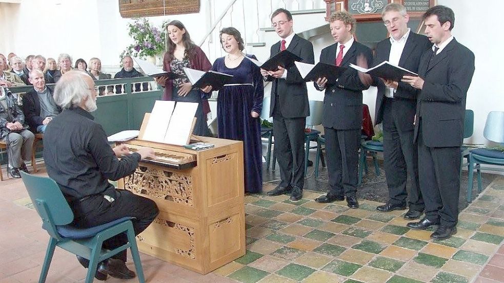 Der Krummhörner Orgelfrühling soll in diesem Jahr wieder in Uttum eröffnet werden. Das Bild zeigt den Organist Lorenzo Ghielmi aus Mailand zusammen mit dem Vokal-Ensemble Corona Harmonica bei einer früheren Veranstaltung. Foto: Archiv