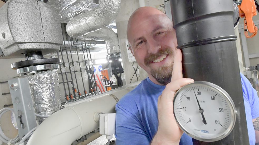 Markus Tippelt, Badleiter im Leeraner Plytje, sieht eine Senkung der Wassertemperaturen kritisch. Fotos: Ortgies