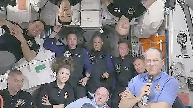 Erinnerungsfoto, bevor es wiederzurück zur Erde geht: Weltrumtouristen auf der Internationalen Raumstation ISS. Foto: Nasa/dpa