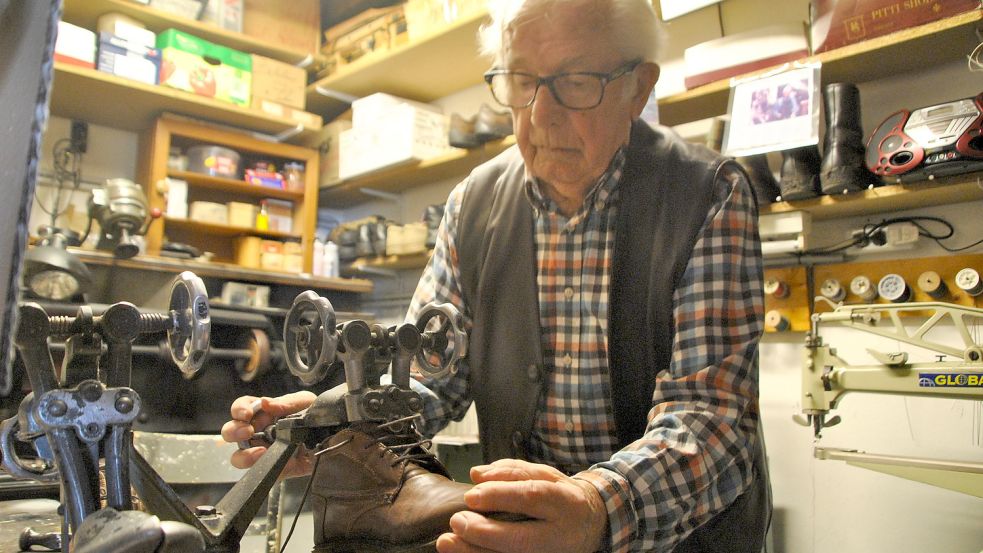 In seiner Werkstatt hat sich Kurt Becker immer wohlgefühlt. Jetzt hängt er der Schuhmachermeister seinen Beruf endgültig an den Nagel. Foto: Schönig