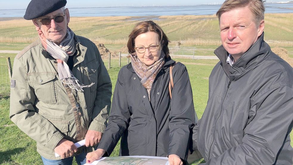 Oberdeichrichter Meint Hensmann (von links) sowie Ingelore Hering und Ralf Kaiser vom Niedersächsischen Umweltministerium erläuterten die Pläne für den Bau von fünf Strömungsableitern am Dollart-Deich in Pogum, die noch in diesem Jahr umgesetzt werden sollen. Foto: Gettkowski