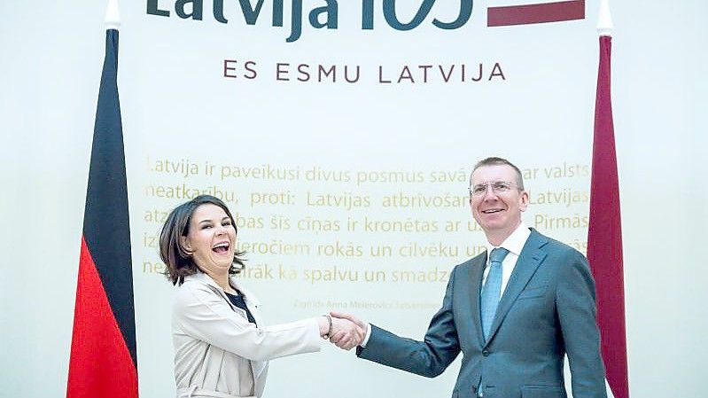 Außenministerin Annalena Baerbock sprach mit dem lettischen Außenminister Edgars Rinkevics über den Ukraine-Krieg. Foto: Michael Kappeler/dpa