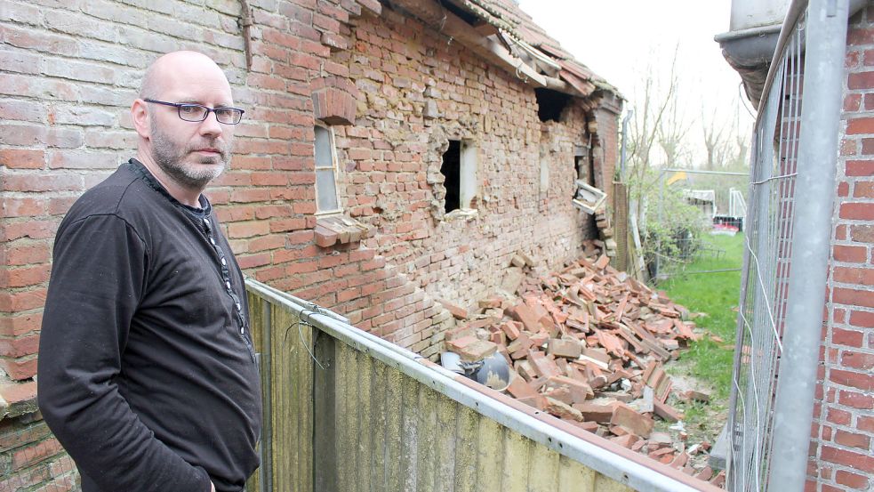 Zwischen seinem und dem Abbruchhaus führt ein schmaler Pfad in den Garten von Meiko Schumann. Der ist nun gesperrt. Foto: Oltmanns