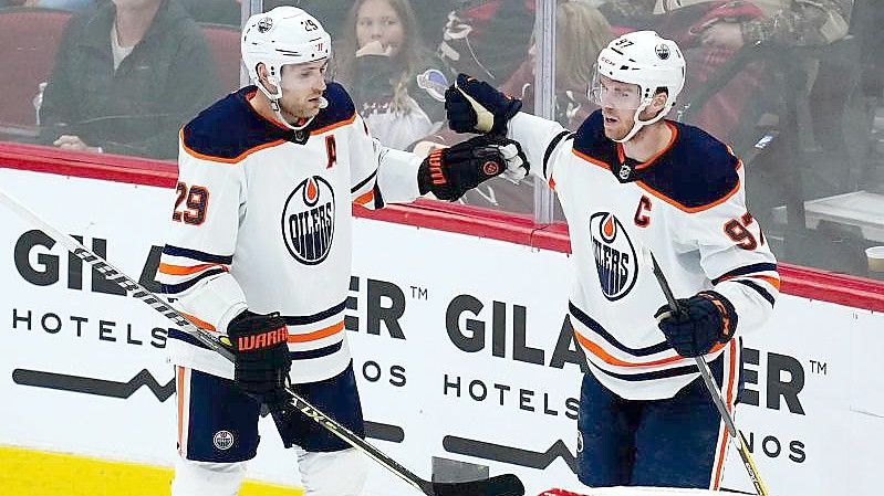 Edmontons Leon Draisaitl (l) mit Teamkollege Connor McDavid. Foto: Ross D. Franklin/AP/dpa