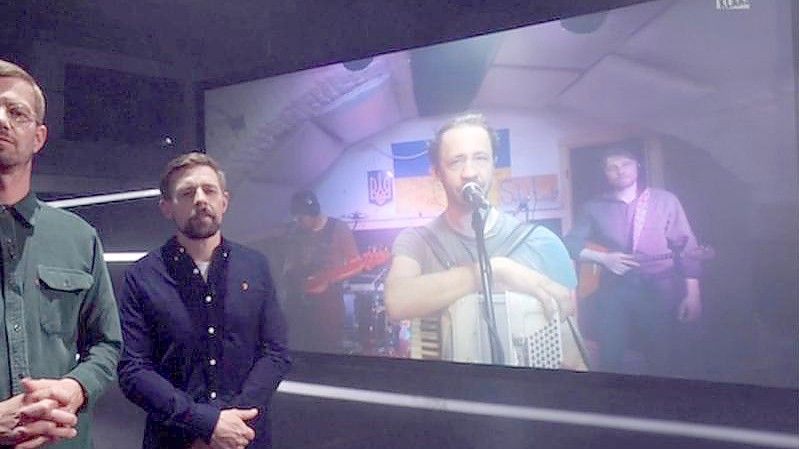 Die Entertainer Joko Winterscheid und Klaas Heufer-Umlauf zeigen den Auftritt der ukrainischen Band Selo i Ludy. Foto: -/ProSieben/dpa