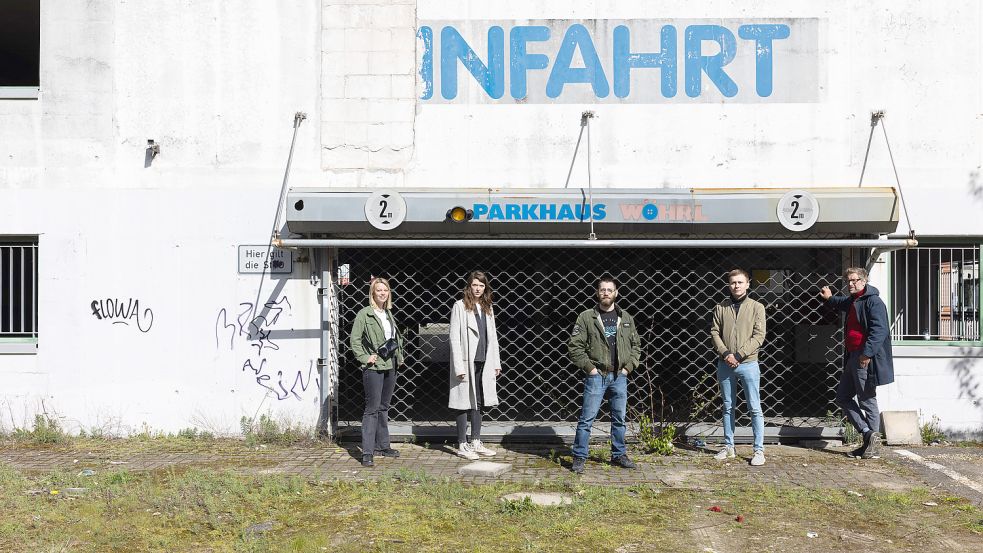 Christina Kiel, Maria Zumholz, Joscha Heinrichs, Roman Knol und Benjamin F. Stumpf haben im ehemaligen Wöhrl-Parkhaus Lautsprecher installiert. Die Klänge sollen Passanten anlocken. Foto: Michael Gründel