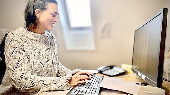 Bianca Dann hat als Schuldnerberaterin bei der Diakonie in Aurich zuletzt deutlich mehr Sorgen wegen gestiegener Strompreise zu hören bekommen. Foto: Cordsen