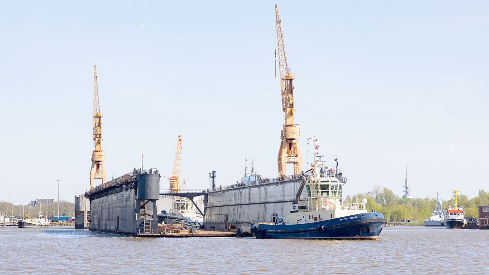 Das Schwimmdock III der Emder Werft und Dock GmbH auf dem Weg an den Südkai. Foto: T. Bruns/EWD