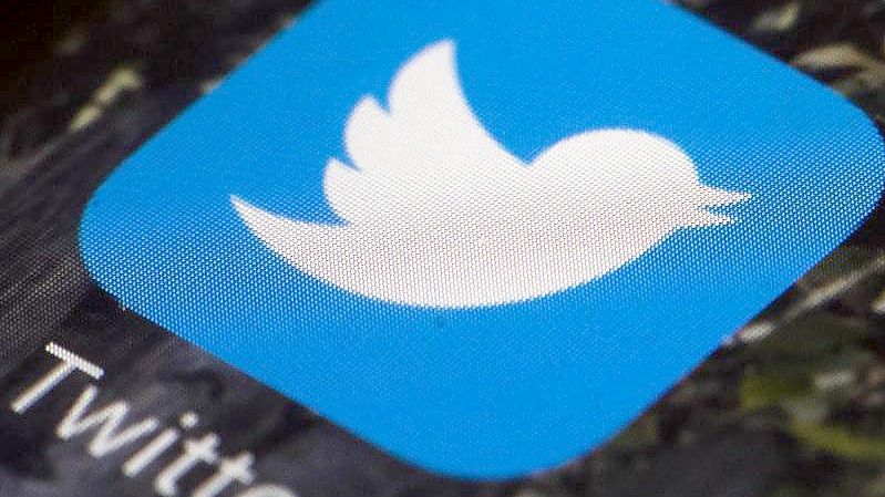 Das Twitter-Symbol auf einem Mobiltelefon. Foto: Matt Rourke/AP/dpa