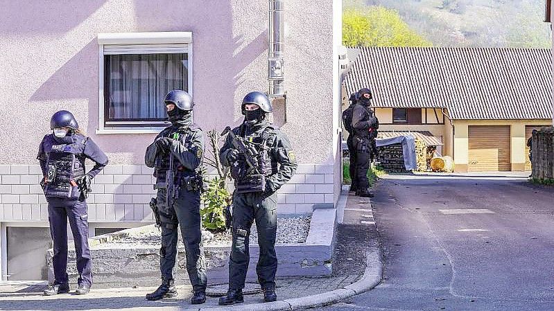 Bewaffnete Polizisten umziegeln das Haus eines mutmaßlichen Reichsbürgers in Boxberg (Main-Tauber-Kreis). Foto: Kohls/SDMG/dpa