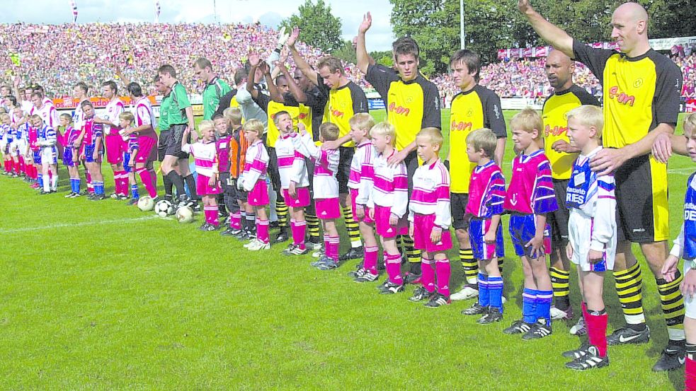 Auch Borussia Dortmund spielte mit seiner Bundesliga-Mannschaft schon im Hindenburgstadion. Dank Zusatztribünen hinter dem Tor verfolgten vor 20 Jahren rund 15.000 Zuschauer den Dortmunder 3:0-Sieg im DFB-Pokal. Foto: Archiv