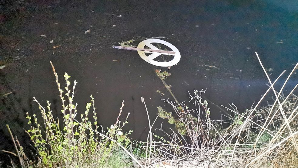 Etwa 50 Meter von der Nato-Brücke in Wiesmoor entfernt trieb das abgebrochene Peace-Zeichen im Nordgeorgsfehnkanal. Foto: Weiss
