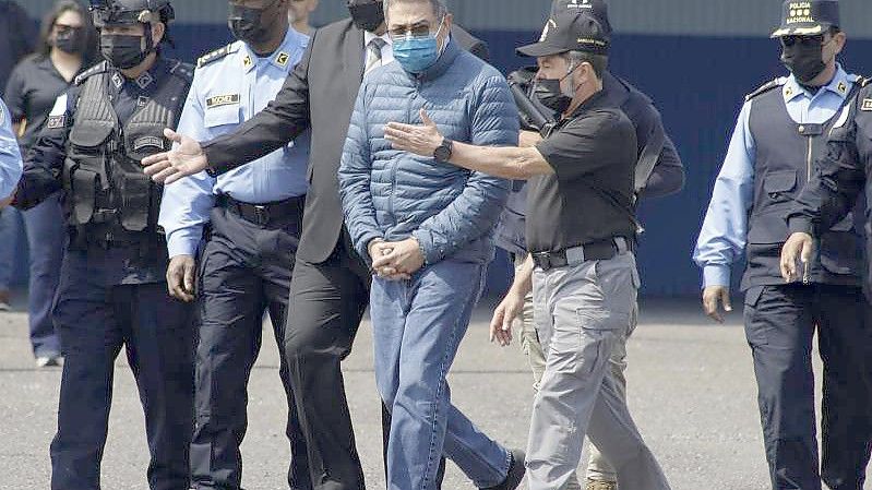 Drogen- und Waffendelikte: Juan Orlando Hernandez, Ex-Präsident von Honduras, muss vor Gericht. Foto: Elmer Martinez/AP/dpa