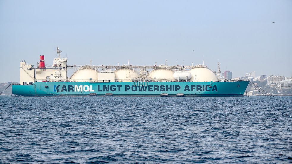 Ein LNG-Tanker vor Dakar an der Küste des Senegal. Foto Jutrczenka/dpa