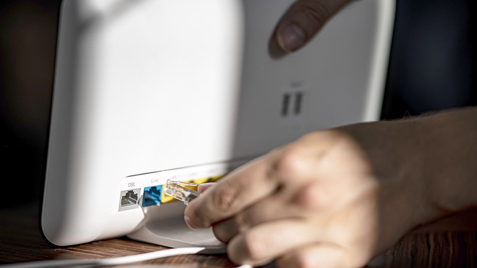 Die EWE empfiehlt Kunden einen Neustart des Routers. Foto: Sommer/DPA