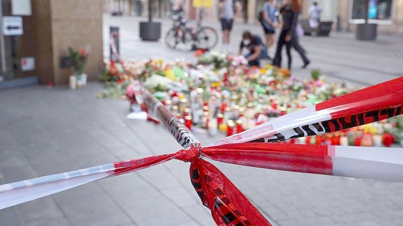 Hier ist es passiert: Vor einem Kaufhaus in Würzburg wird im Juni 2021 der Opfer der Messerattacke gedacht. Foto: Karl-Josef Hildenbrand/dpa