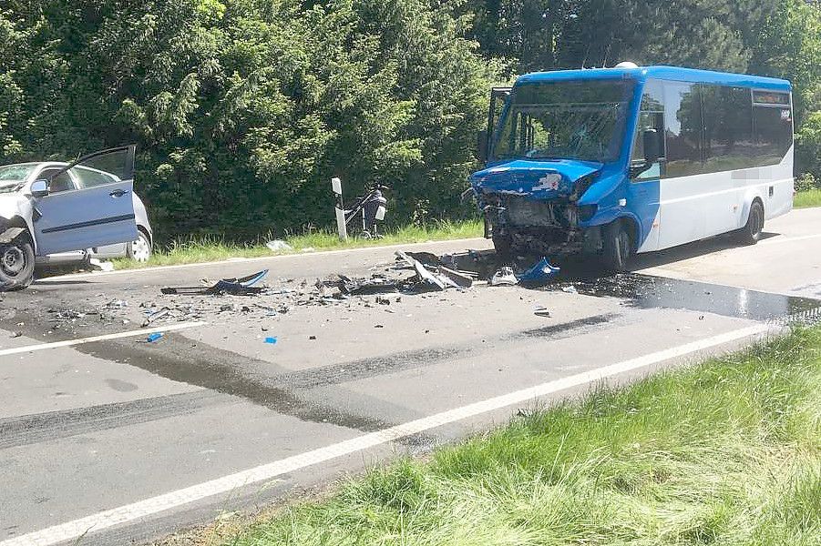 Ein Auto war mit einem Linienbus zusammengestoßen.