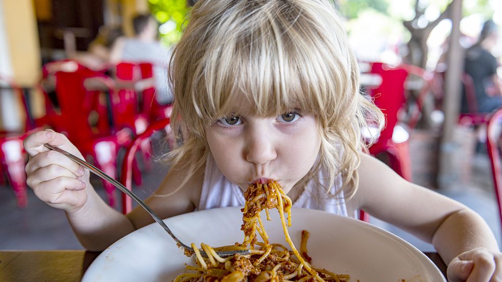 Kinder im Restaurant - nicht alle haben dafür Verständnis. Foto: imago images/Westend61