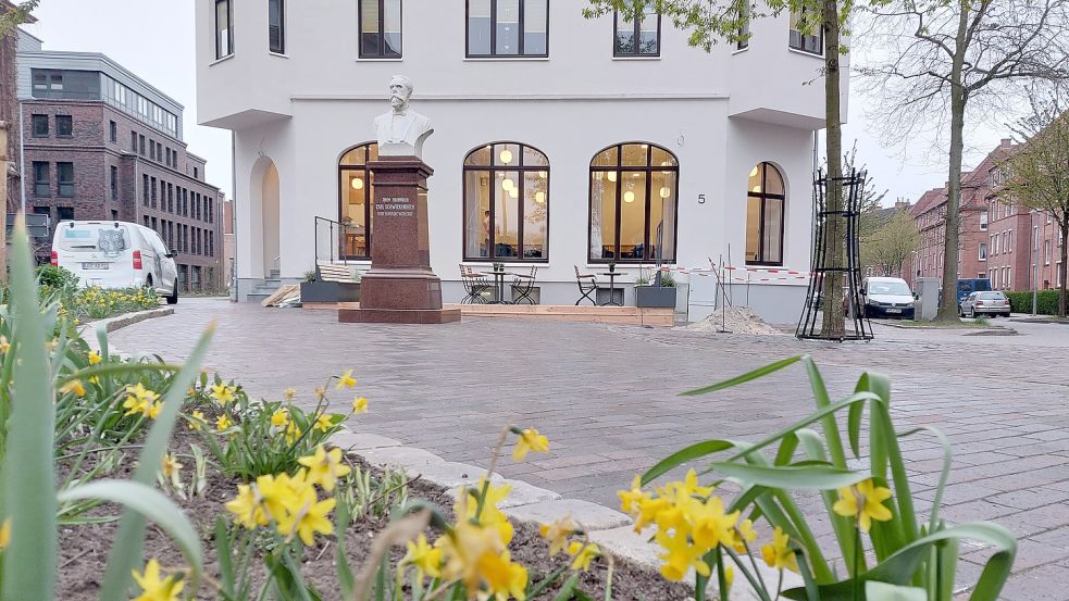 Donnerstagabend wurde noch fleißig in dem Emder Baum-Café gewerkelt. Foto: Hanssen