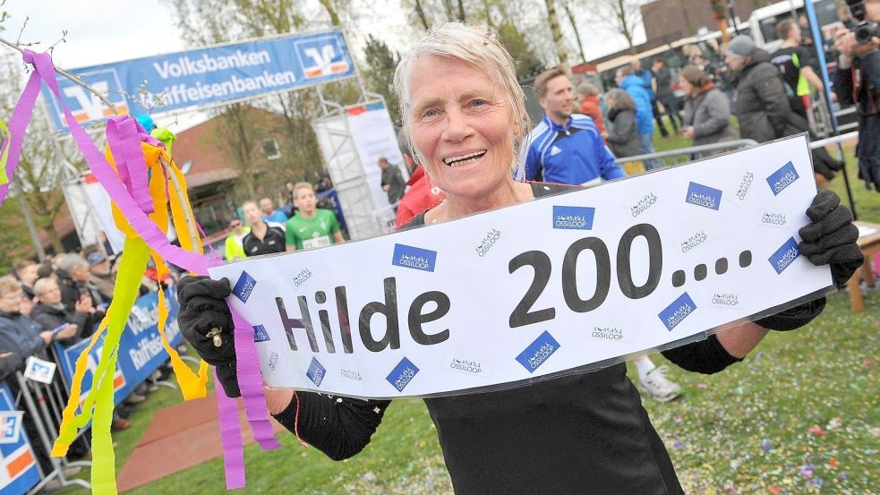 2015 absolvierte Hilde Steinke ihre 200. Etappe beim Ossiloop und wurde im Ziel gebührend gefeiert. Archivfotos: Ortgies