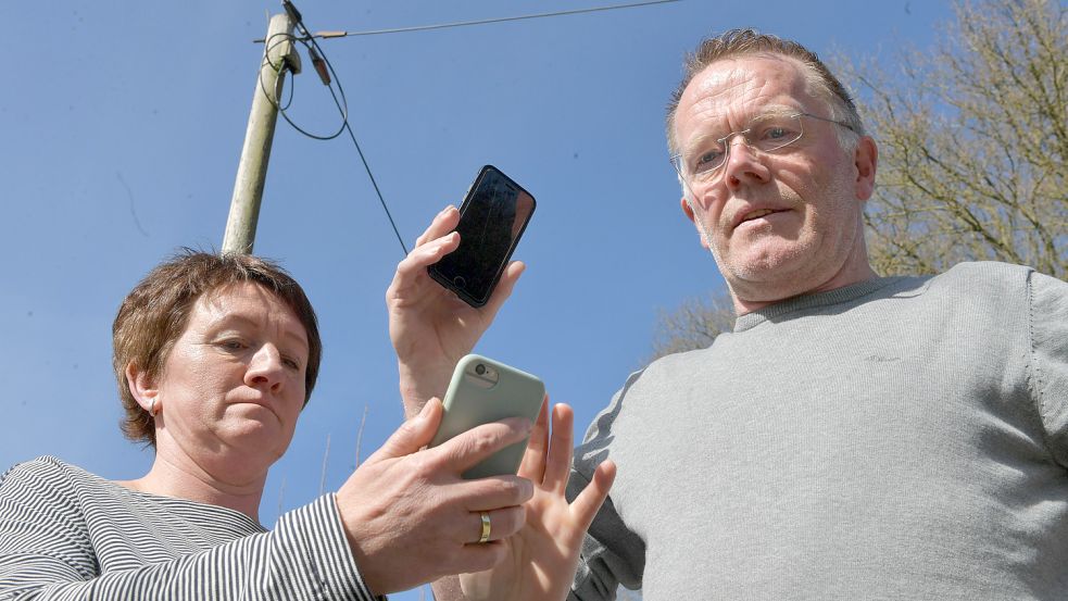 Ewald Meyer und seine Frau Michael haben zu Hause kein Telefon, weil die Freileitungen beschädigt sind. Mobilfunkempfang ist in Logabirum allerdings auch schwierig. Foto: Ortgies