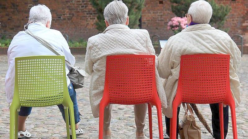 Gerade Menschen mit kleinen Renten sind besonders auf das Geld angewiesen. Foto: Jens Wolf/zb/dpa