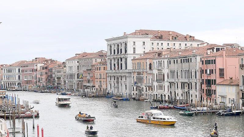 Blick auf den Canal Grande in Venedig: Alle zwei Jahre trifft sich dort die internationale Kunstwelt. Foto: Felix Hörhager/dpa