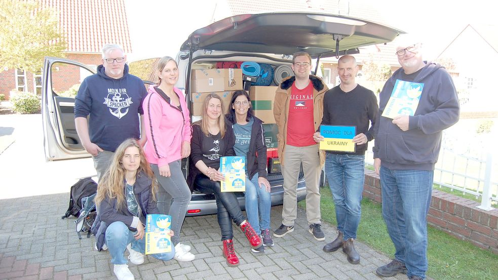 Machten sich am Freitagvormittag auf den Weg in die Ukraine: Jens Gebers (von links), Marion Oldenburger, Julia Post, Martina Roolfs, Claudia Saathoff, Nico Lichtsinn, Andree Kühnel und Klaus Jansen. Foto: Imke Cirksena