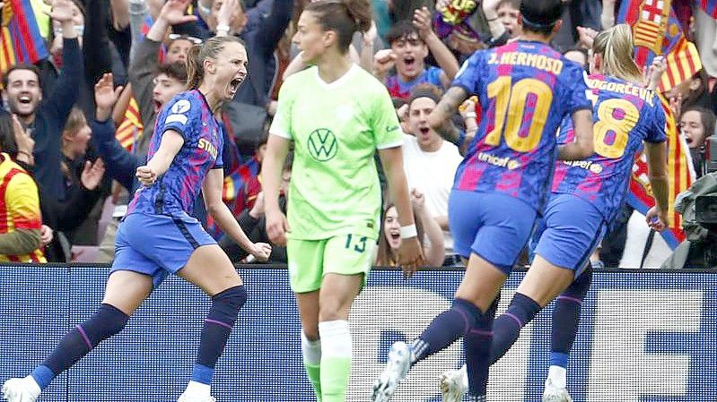Die Wolfsburger Fußball-Frauen waren beim FC Barcelona letztlich chancenlos. Foto: Joan Monfort/AP/dpa