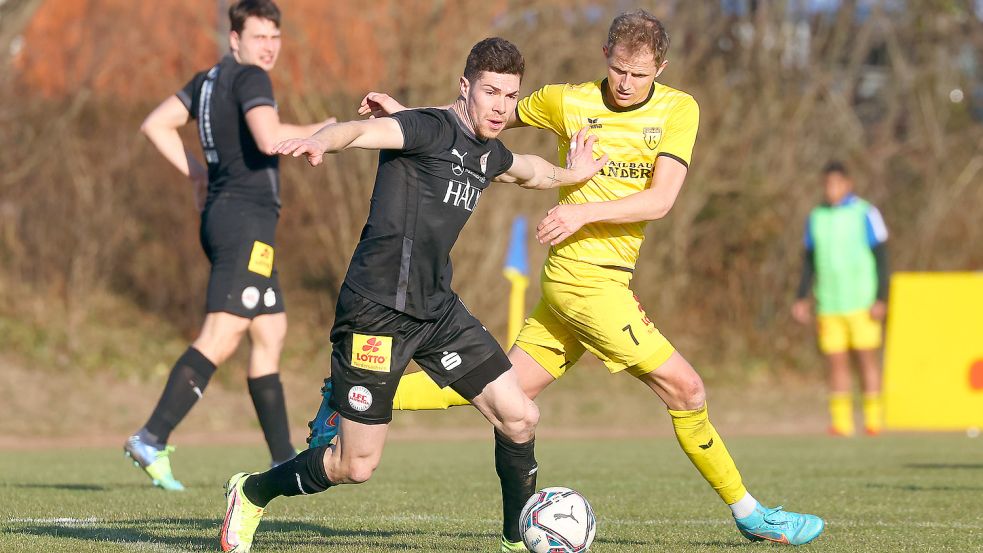 Im Hinspiel in Egestorf war Holger Wulff (rechts) der Mann des Tages. Der Emder Akteur sorgte per Elfmeter in der Nachspielzeit für den 1:0-Sieg. Ob er im Rückspiel mitmischen kann, ist allerdings fraglich.Foto: Zwing