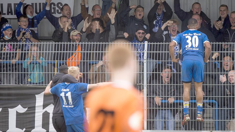 Auf Jubelszenen wie diese aus dem Qualifikationsrundenspiel gegen den VfL Oldenburg hofft Kickers Emden auch an diesem Samstag. Die Unterstützung von zahlreichen Fans ist dem Team sicher.Foto: Doden