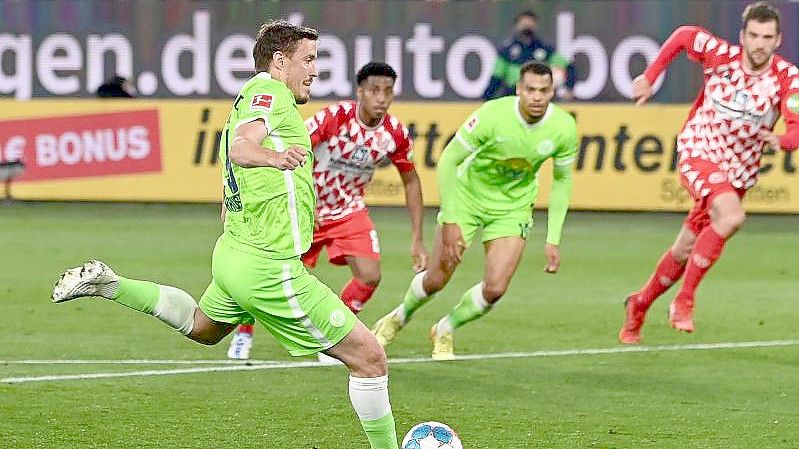 Wolfsburgs Max Kruse trifft per Strafstoß zum 2:0. Foto: Swen Pförtner/dpa