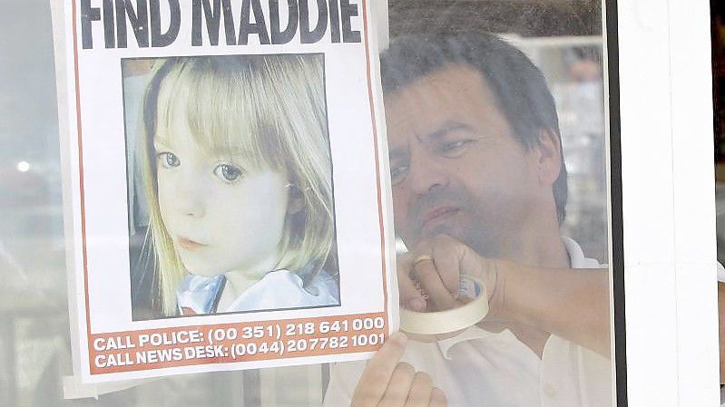 Am Fenster eines Restaurants in Praia Da Luz wird ein Bild von Madeleine McCann angebracht (Archivbild). Foto: Armando Franca/AP/dpa