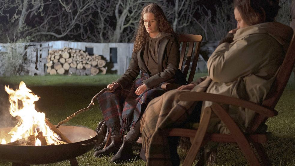 Kommissarin Ria Larsen (Marlene Tanczik, li.) sucht Hilfe bei Ex-Kommissarin Haller (Charlotte Schwab). „Die Toten am Meer - Der Wikinger“. Das Erste, Samstag, 23. April, 20.15 Uhr. Foto: ARD Degeto/Moovie GmbH/Christine Schroeder. Foto: ARD Degeto/Programmplanung und P