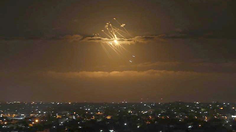Das israelische Raketenabwehrsystem Iron Dome fängt Raketen ab, die aus dem Gazastreifen in Richtung Israel abgefeuert werden. Foto: Ashraf Amra/APA Images via ZUMA Press Wire/dpa