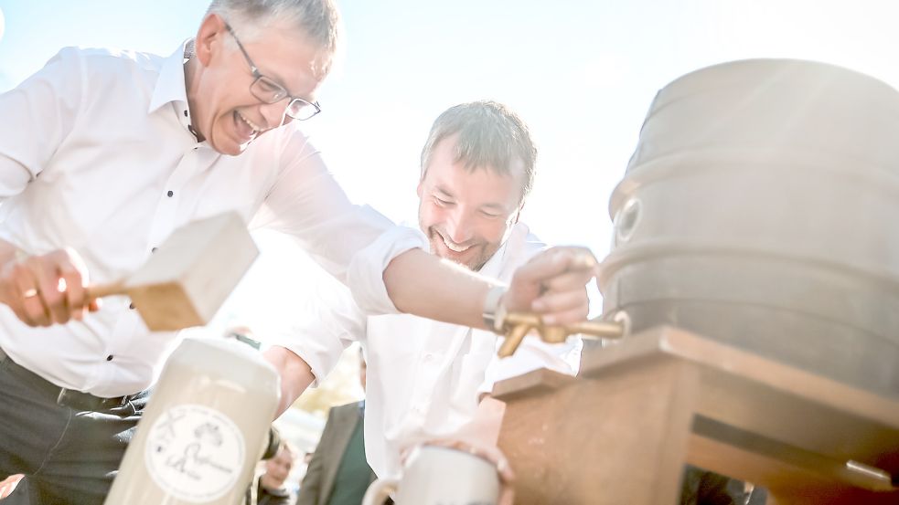 Sie hatten sichtlich Spaß beim Bierfass-Anstich: Landrat Olaf Meinen (links) und der Parlamentarische Staatssekretär im Innenministerium, Johann Saathoff (SPD). Fotos: Cordsen
