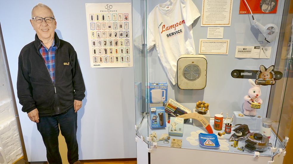 Heini Langhoff hat seinen Laden inzwischen geschlossen. Für die Ausstellung steuerte er etliche Exponate bei - und ist selber auch eines geworden. Foto: Jürgens