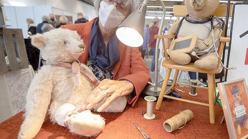 Die selbsternannte Bärendoktorin Claudia Hartung untersucht einen „verletzten“ Teddy. Foto: Friso Gentsch/dpa