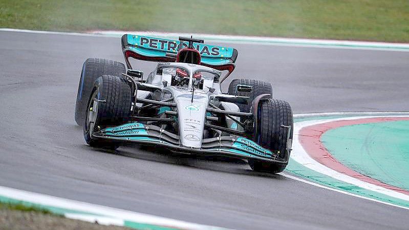 Der Brite George Russell fährt im Mercedes-Boliden während des Freien Trainings in Imola. Foto: James Gasperotti/ZUMA Press Wire/dpa