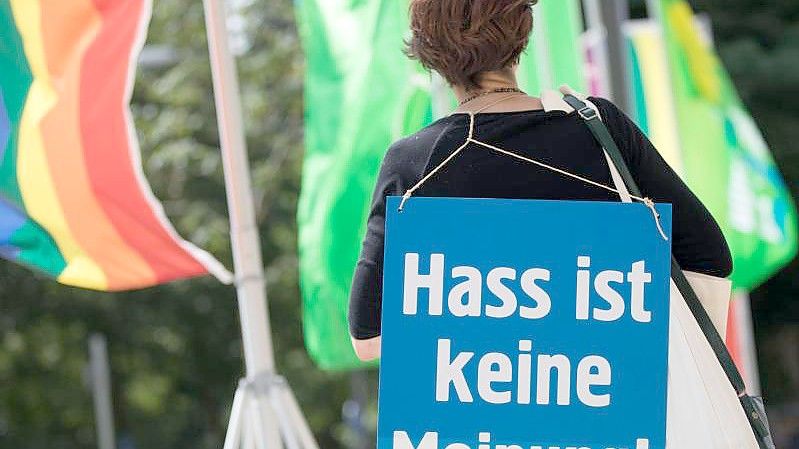 Hass kennt im Internet oft keine Grenzen - damit soll in der EU jetzt Schluss sein. Foto: Frank Rumpenhorst/dpa