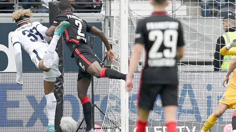 Georginio Rutter (l) rettete Hoffenheim einen Punkt bei Eintracht Frankfurt. Foto: Arne Dedert/dpa