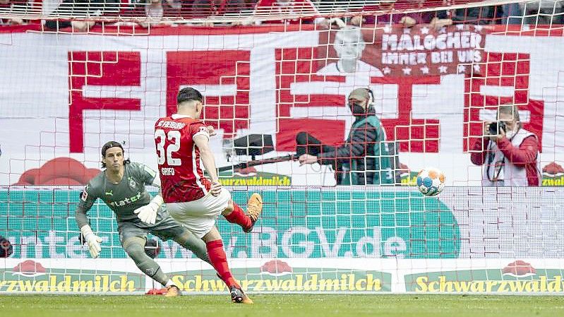 Vincenzo Grifo brachte Freiburg mit seinem Tor gegen Gladbach zurück ins Spiel. Foto: Tom Weller/dpa