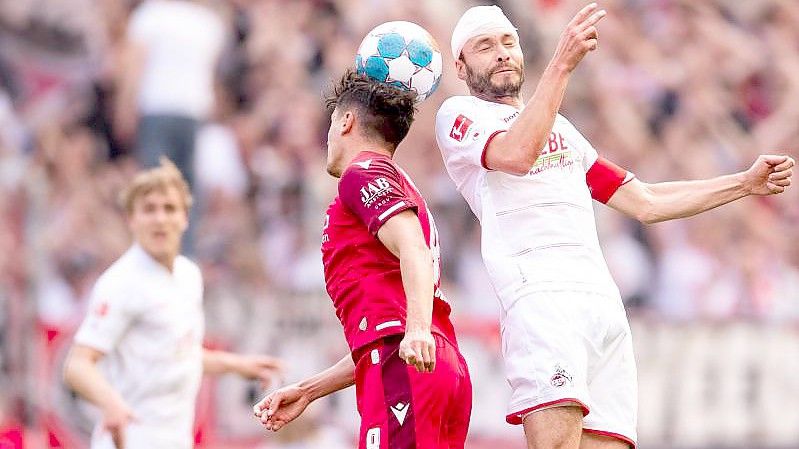 Alessandro Schöpf (l) hatte mit Bielefeld in Köln mit Jonas Hector das Nachsehen. Foto: Marius Becker/dpa
