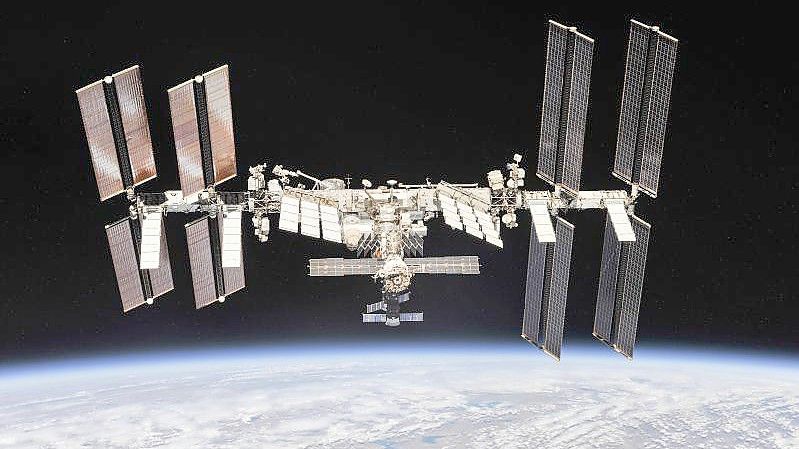 Die größte Schrott-Dichte findet man rund 800 Kilometer über der Erde. Die Internationale Raumstation ISS fliegt deutlich darunter. Foto: NASA/dpa