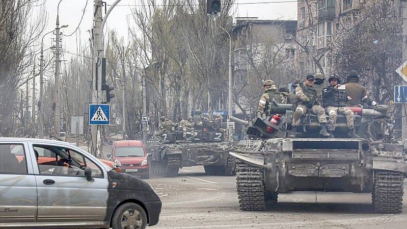 Russische Panzer in der größtenteils eingenommenen Hafenstadt Mariupol. Foto: Alexei Alexandrov/AP/dpa