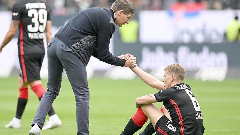Frankfurts Cheftrainer Oliver Glasner (l) reicht Kristijan Jakic nach dem Remis gegen die TSG Hoffenheim die Hand. Foto: Arne Dedert/dpa