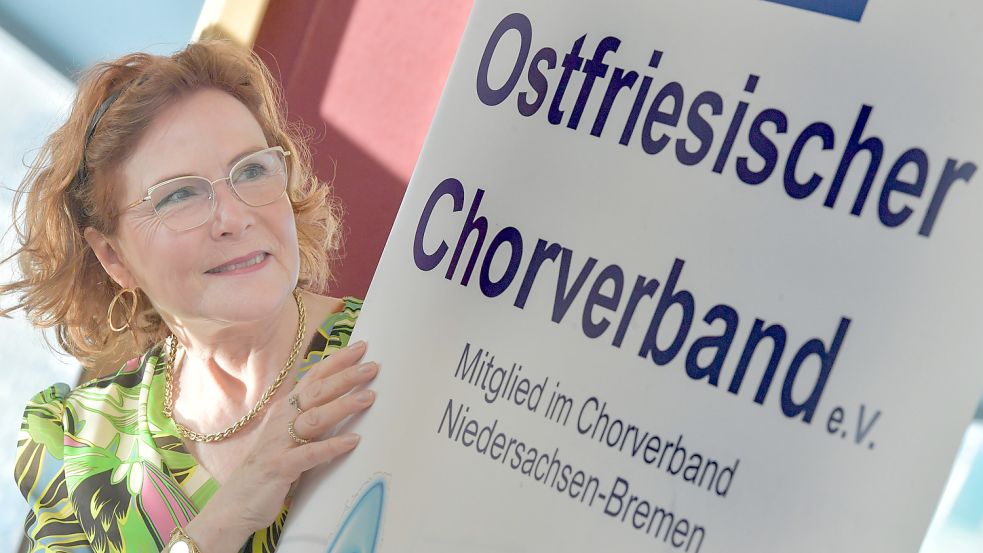 Heike Douglas wird als Präsidentin des Ostfriesischen Chorverbands natürlich am Samstag mitsingen. Foto: Ortgies